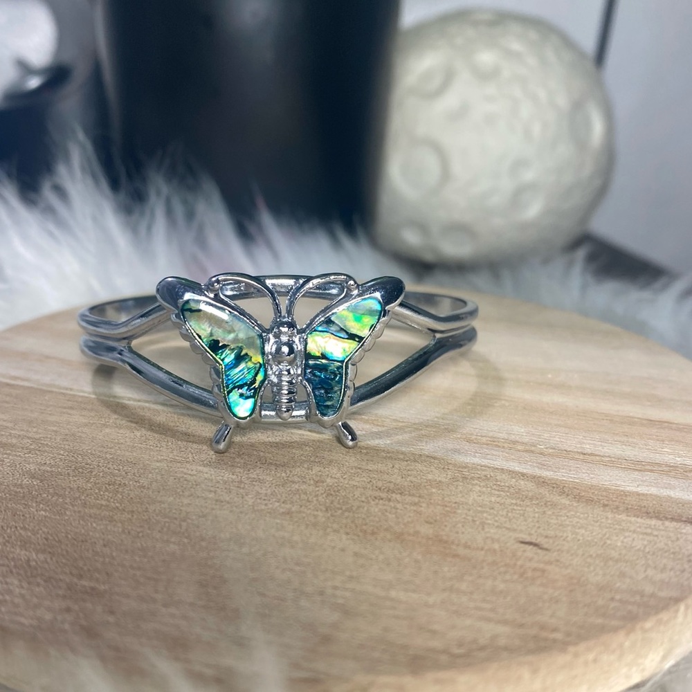 Turkish bracelet with butterfly details in opal, Silver 925. It is adjustable